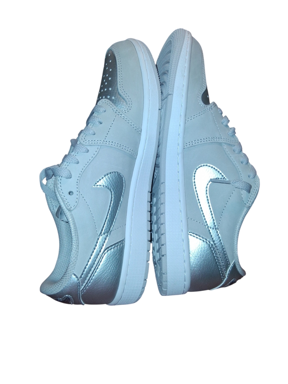 Nike Low-Top Sneaker in Light Gray with Silver Swoosh
